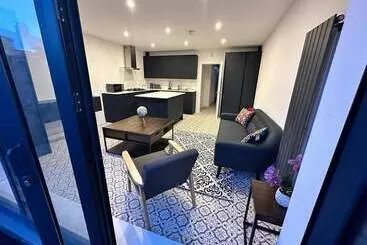 Residenssi Immaculate 4 Bed House Near City Airport