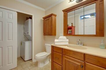 Сельский дом Serene Lake Lure Cabin W/ Resort Amenities!