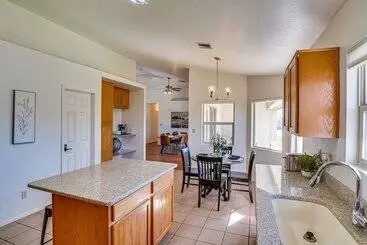 Mökkimajoitus Thatcher Home W/ Fenced Backyard: 3 Mi To Downtown