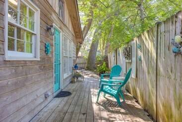 Cozy Coastal Cottage: Walk To Shops And Beach!