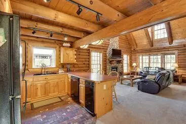 Mökkimajoitus Family Getaway: Georgia Cabin W/ Outdoor Hot Tub