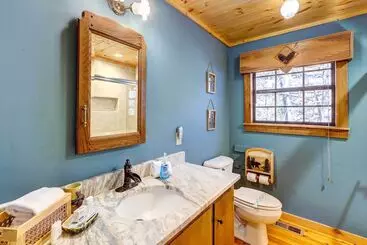 Mökkimajoitus Lakefront Blue Ridge Cabin W/ Hot Tub!