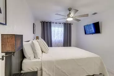 Mökkimajoitus Largo Family Oasis: Private Pool & Hot Tub!