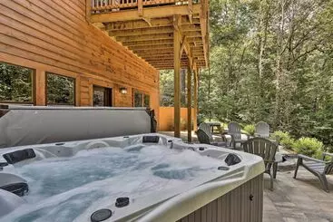 Mökkimajoitus New Construction With Modern Design & Hot Tub!