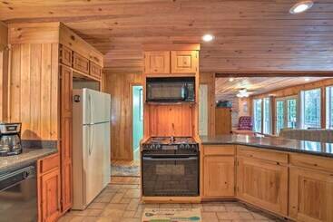 بيت ريفى Pet Friendly Toccoa Home W/ Deck + Lake Access!