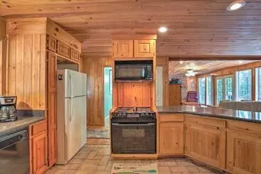 Mökkimajoitus Pet Friendly Toccoa Home W/ Deck + Lake Access!