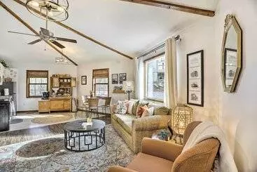 Picturesque Cottage In The Heart Of Trenton!