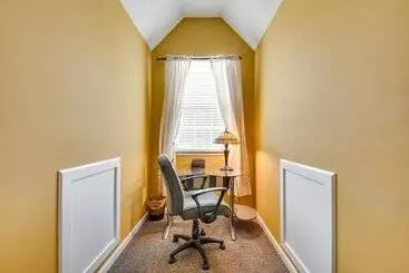 Mökkimajoitus Spacious Fairburn Home: 1 Mi To Cedar Grove Lake!