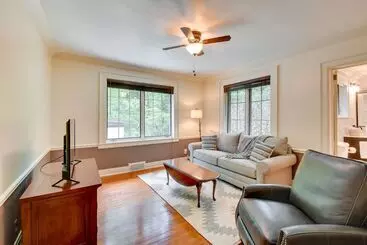Mökkimajoitus Stunning Clayton Tudor Home Close To Downtown!