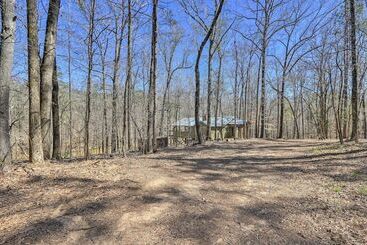 별장 Stunning Culloden Cabin With Deck & Creek View!