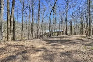 Mökkimajoitus Stunning Culloden Cabin With Deck & Creek View!