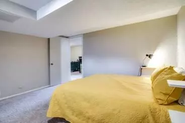 Mökkimajoitus Pet Friendly St Paul Home: Fireplace & Office Area