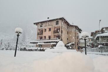 ホテル Ristorante Bucaneve