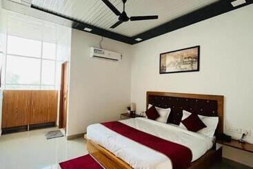 A3 Corbett Queen Hotel & Restro