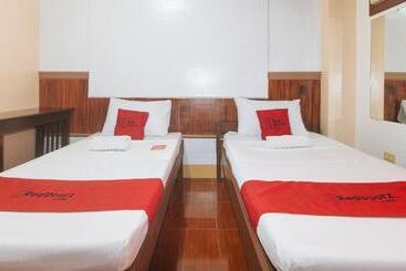 Reddoorz @ Farm Side Hotel Laoag City