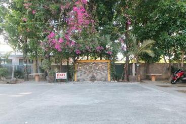 Reddoorz @ Farm Side Hotel Laoag City