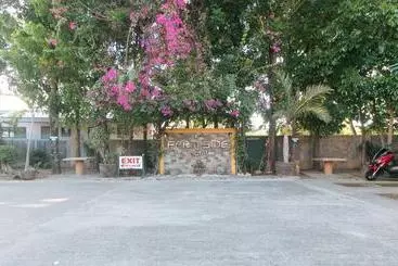 Reddoorz @ Farm Side Hotel Laoag City