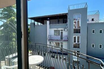 ホテル Adeti Residence