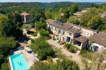 مبيت وإفطار La Rougeanne