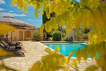 Aamiaismajoitus (B&B) Villa Des Cammaous