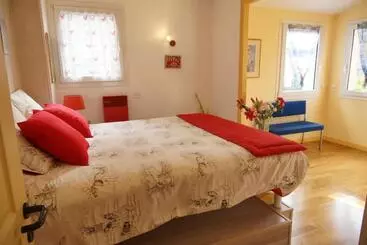 تختخواب و صبحانه Villa Loriline
