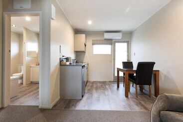 汽车旅馆  Colonial Court Motor Inn