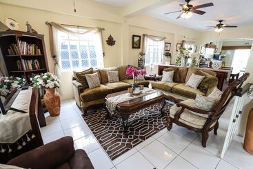 پانسیون Airport Inn