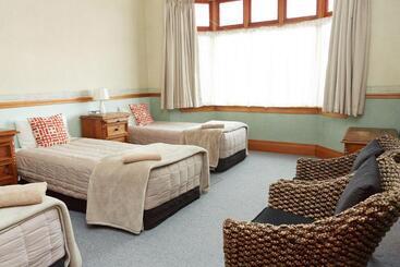 Admiral Court Motel & Apartments