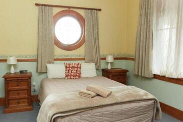 Admiral Court Motel & Apartments