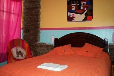 Hotel Hostal White House