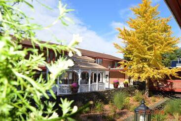 Отель The Inn At Crumpin Fox