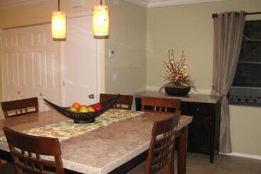 فندق Queens Gate Resort