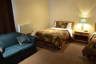 Отель Barons Motor Inn