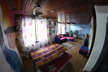 בית מלון כפרי Blue Almond Hostel   San Andres