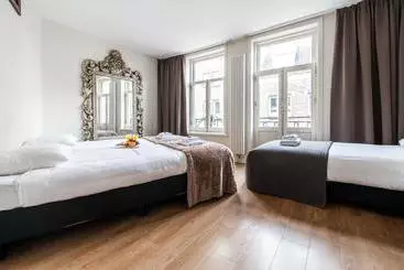 هتل Leidse Square City Center Apartments