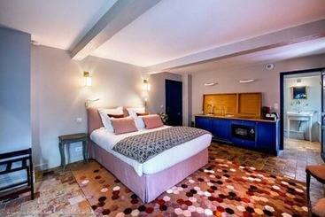 تختخواب و صبحانه La Petite Folie