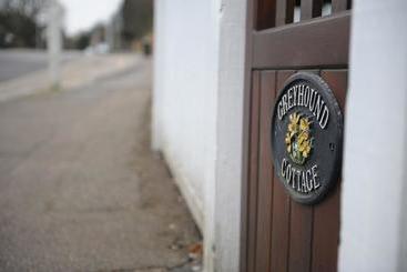 בית מלון כפרי The Greyhound Cottage