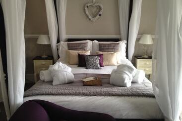 تختخواب و صبحانه The Castle House