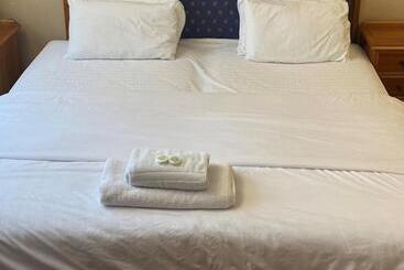 בית מלון כפרי The Royal Victoria & Bull