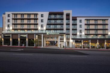 هتل Holiday Inn & Suites Monterey Park – Los Angeles, An Ihg