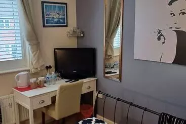 Pensione Aylesbury Lovely Double And Single Bedroom With Guest Only Bathroom
