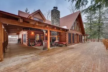 コテージ Waterfront Cabin W/ Deck & Pool In Old Forge!