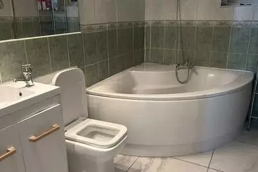 Residenssi Beautiful 3 Bed House In London