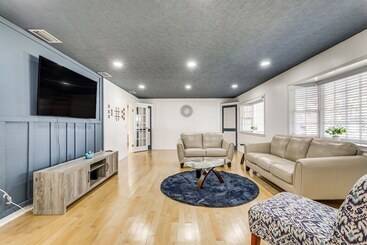 茅舍 Spacious Brandon Home: Hot Tub, Pool, & Game Room