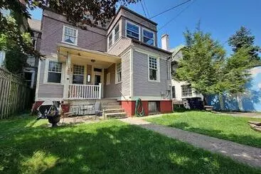 The Kings Throne Inn And Guest House