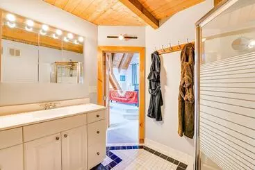 コテージ Riverfront A Frame Cabin In Troy W/ Pool & Dock!