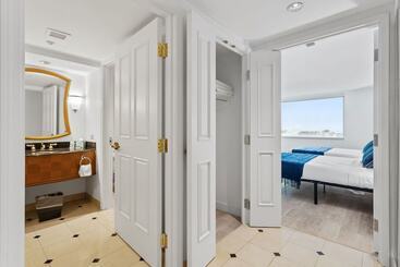 هتل آپارتمان Two Beachfront Stylish Cozysuites