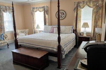 Bed and Breakfast The Virginia Cliffe Inn