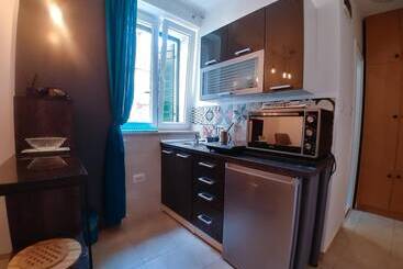 Hotel Leonis Restaurant & Rooms