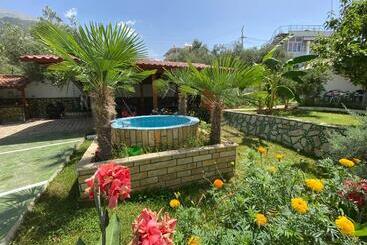 Otel Yard Paradise Rooms Dhermi